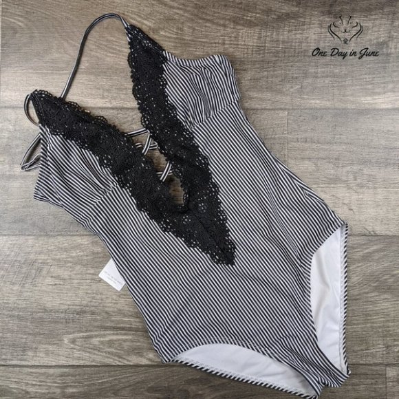 Cupshe Vintage Lace One Piece - Picture 3 of 3